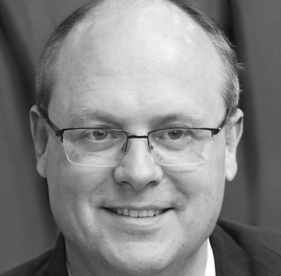 Professional male instructor with extensive experience in financial education and business consulting